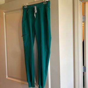 Figs. Yola jogger scrubs pants. Size small. Hunter green